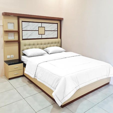 RedDoorz @ Jalan Nyai Enat Sampit Hotel Bagian luar foto