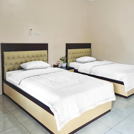 RedDoorz @ Jalan Nyai Enat Sampit Hotel Bagian luar foto