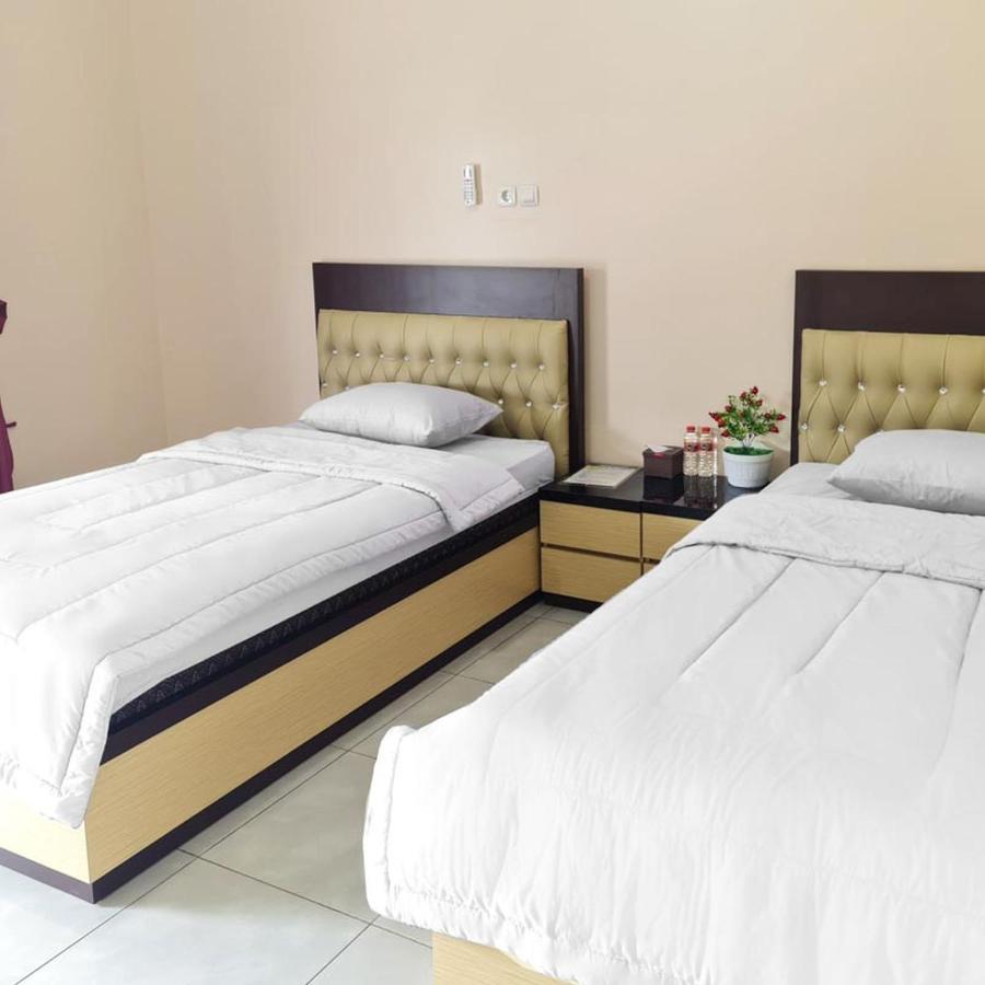 RedDoorz @ Jalan Nyai Enat Sampit Hotel Bagian luar foto