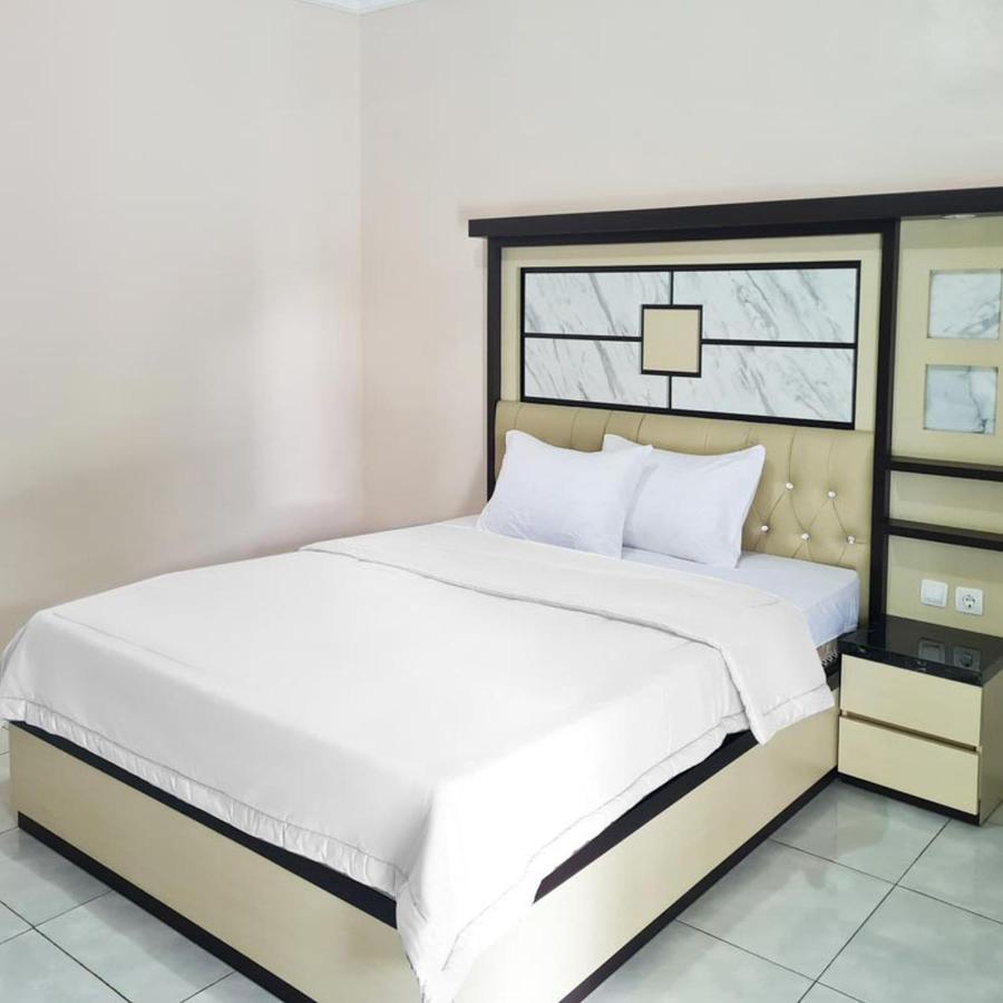RedDoorz @ Jalan Nyai Enat Sampit Hotel Bagian luar foto