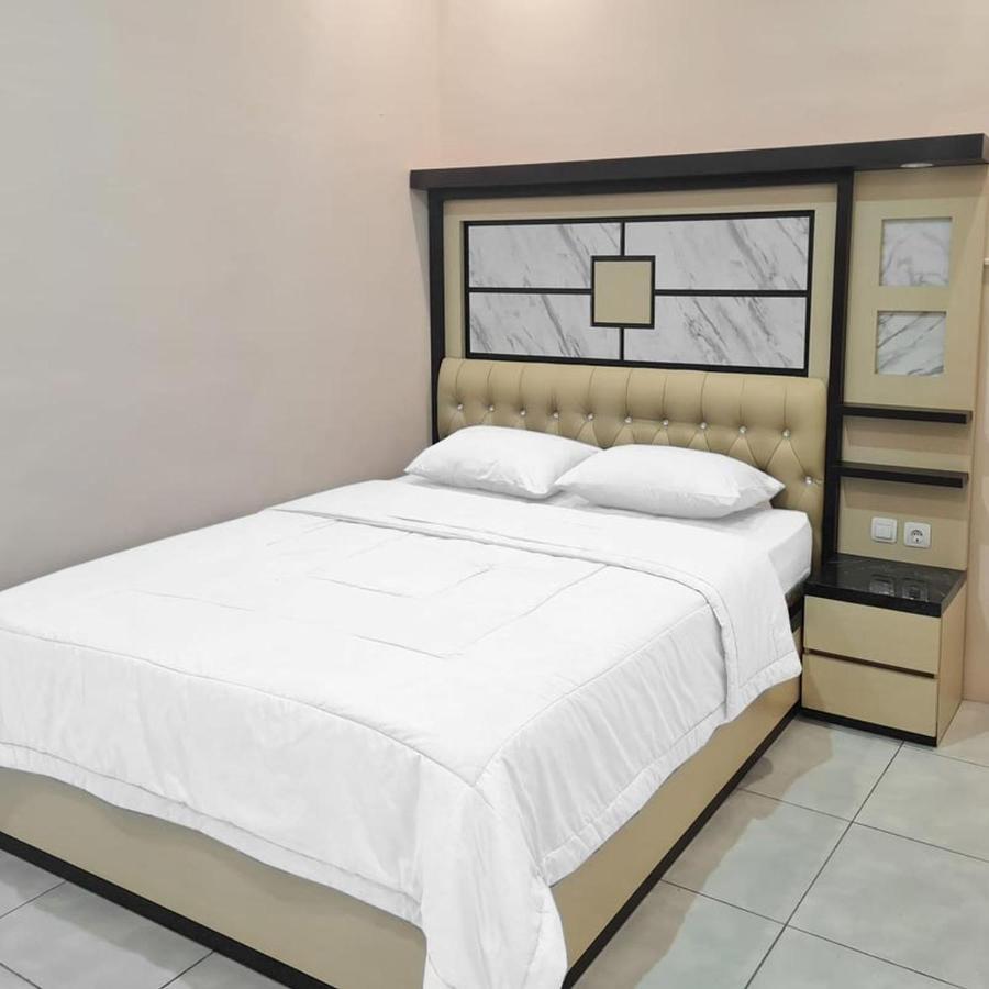 RedDoorz @ Jalan Nyai Enat Sampit Hotel Bagian luar foto